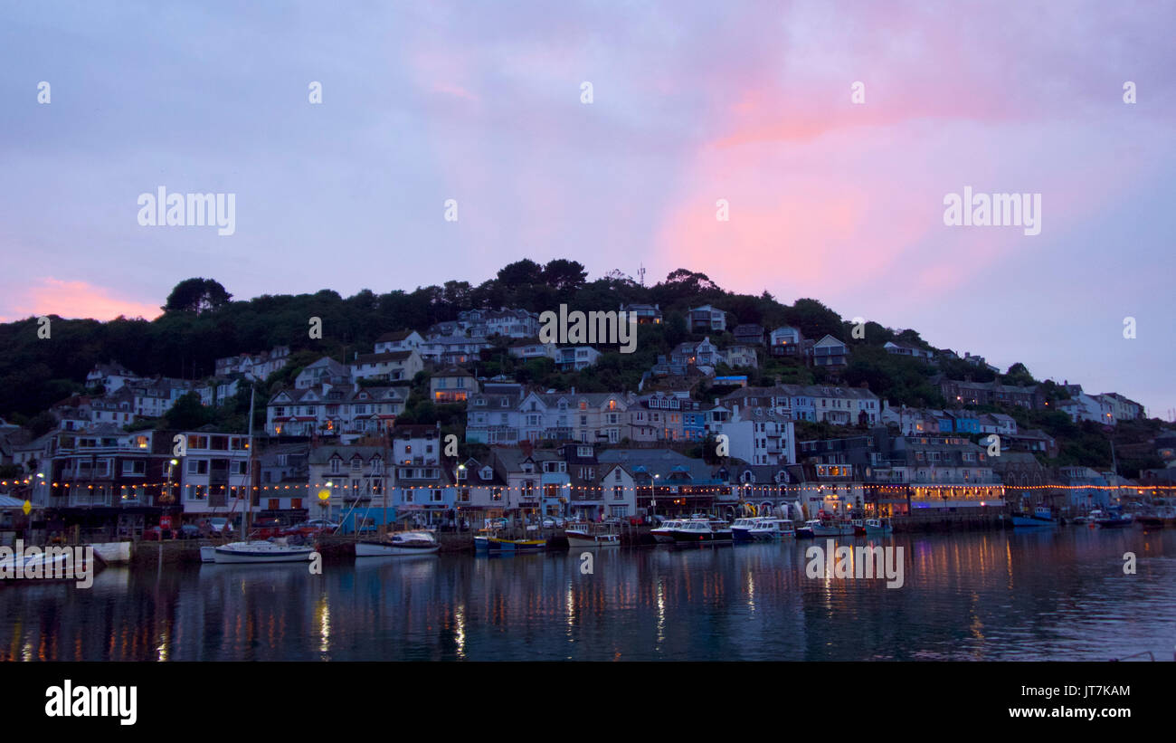 Looe, la Cornovaglia del Sud villaggio di pescatori su una sera di agosto Foto Stock