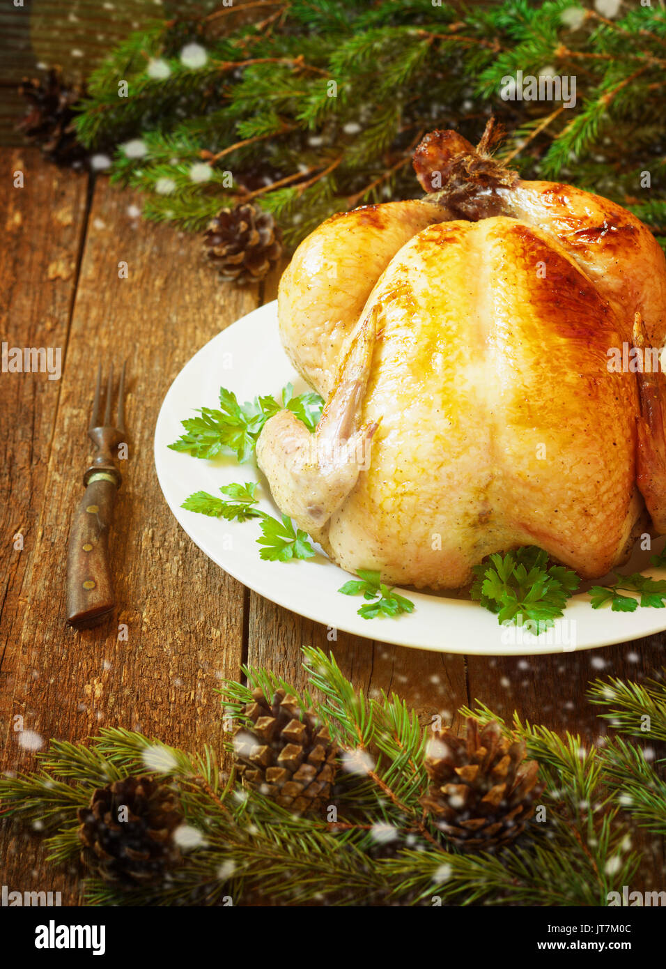 Tutto il pollo arrosto sul nuovo anno di tavolo in legno tonificante Foto Stock