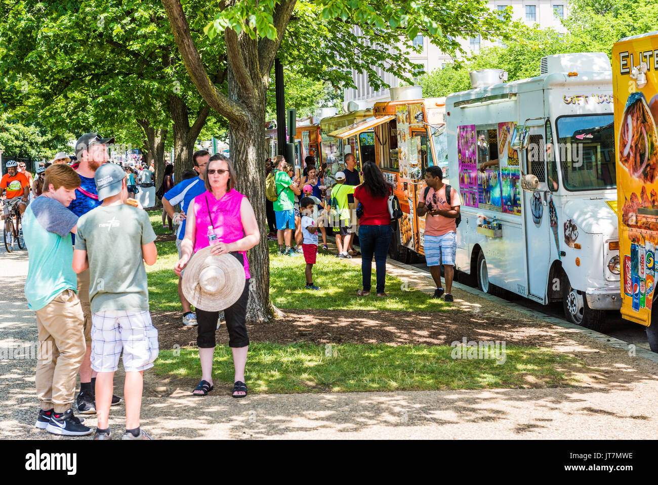 Washington DC, Stati Uniti d'America - 3 Luglio 2017: Cibo camion su strada dal National Mall su Viale Indipendenza con persone che acquistano il fast food Foto Stock