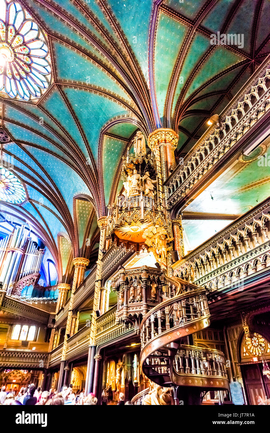 Montreal, Canada - 28 Maggio 2017: all'interno della Basilica di Notre Dame durante la messa con molte persone scattano foto di architettura dettagliata Foto Stock