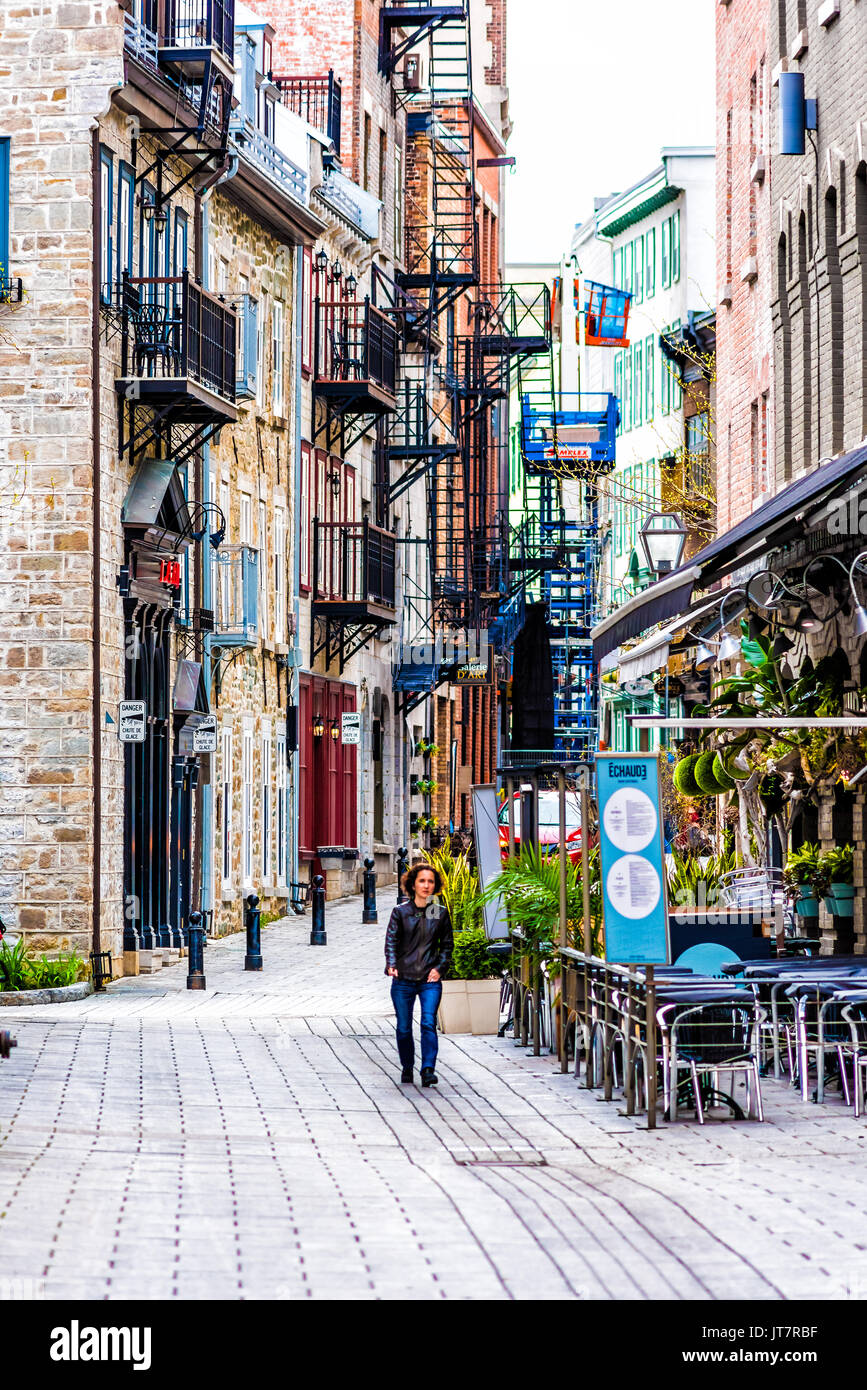 Montreal, Canada - 28 Maggio 2017: la zona della città vecchia con la persona che cammina nel vicolo di ciottoli durante il giorno di estate nella regione di Québec city Foto Stock
