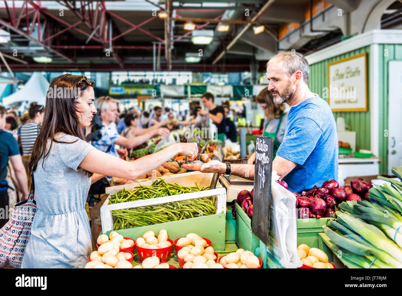 Montreal, Canada - 28 Maggio 2017: Donna acquisto di produrre da frutta e verdura a Jean-Talon farmers market con display Foto Stock