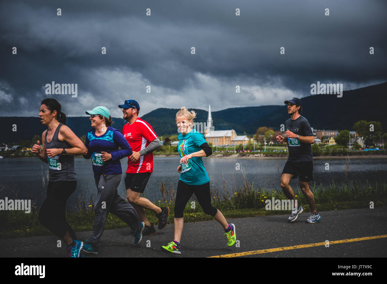 CARLETON, Canada - 4 giugno 2017. Durante la quinta maratona di Carleton in Quebec, Canada. Donna anziana in forma superiore in esecuzione con un gruppo di giovani Foto Stock