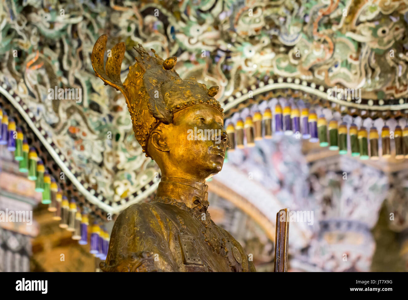 Statua nella tomba dell'imperatore Khai Dinh in tinta, Vietnam Foto Stock