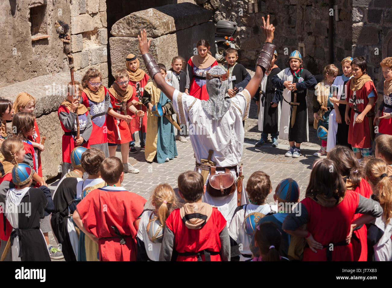 Il role-playing prestazioni per i bambini nella città medievale di Bolsena in Italia Foto Stock