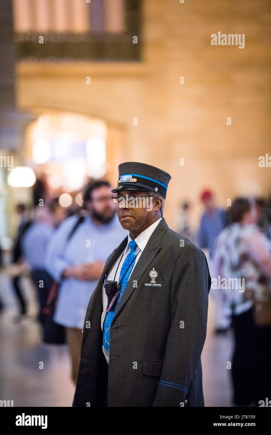 NEW YORK, Stati Uniti d'America - 18 ottobre 2016. Grand Central Stazione della Metropolitana Security Agent in Manhattan su un giorno buzy intorno a 4PM Foto Stock