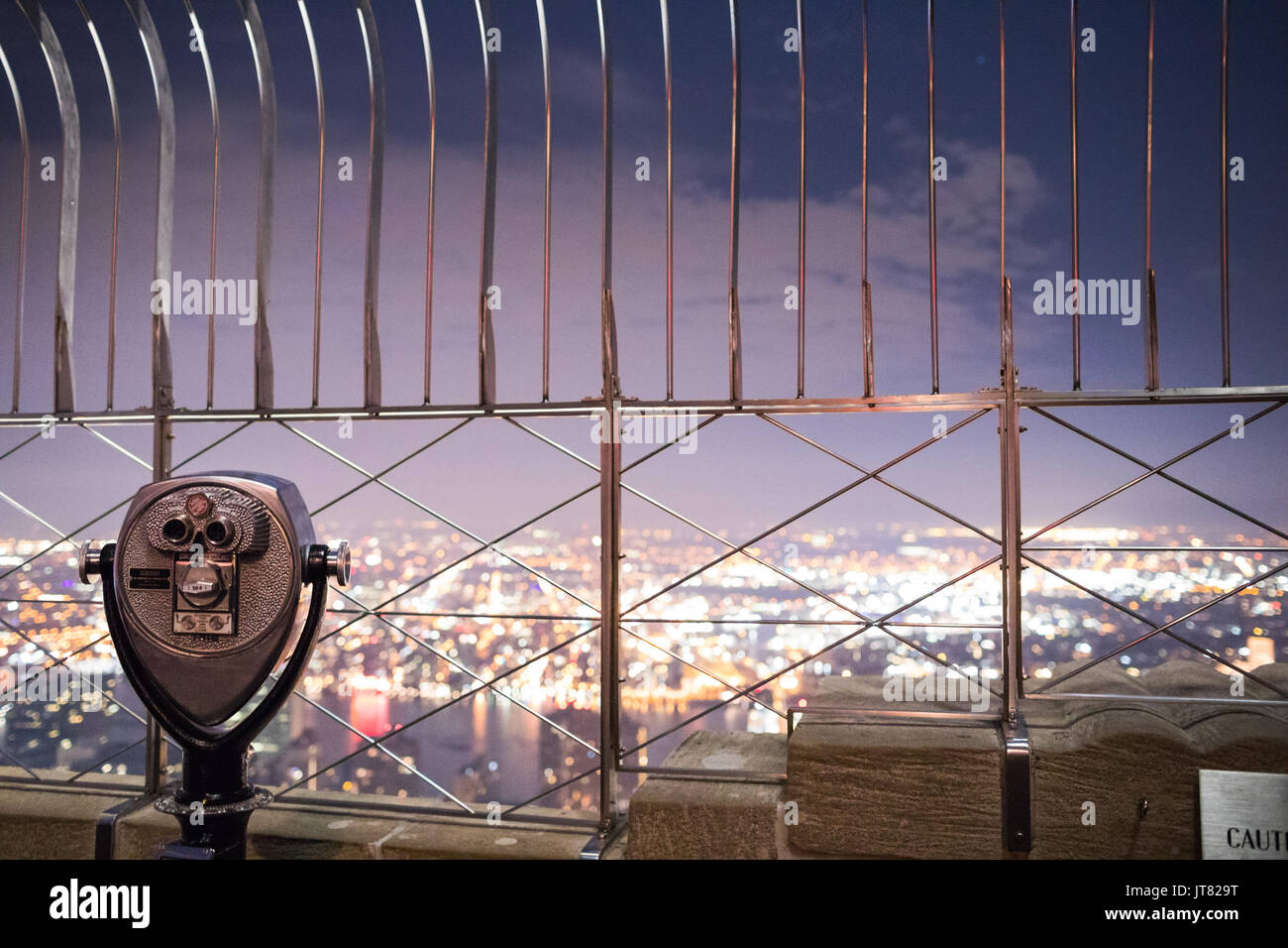 NEW YORK, Stati Uniti d'America - 17 ottobre 2016. Il binocolo sulla cima dell'Empire State Building di notte a Manhattan, New York Foto Stock