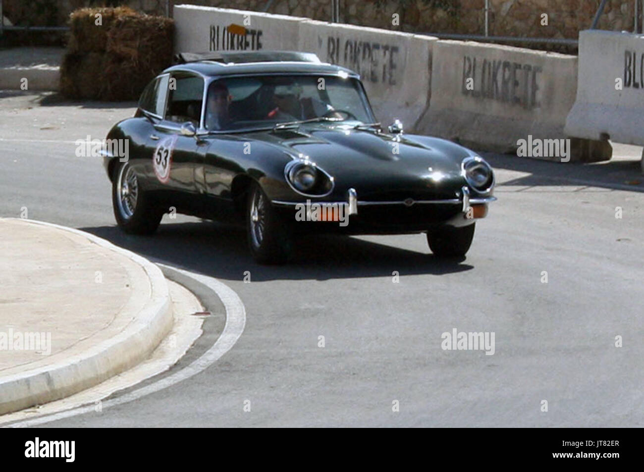 Le auto classiche gareggiare al Gran Premio di Malta 2012. (Mostrato qui: Jaguar e-Type XKE 4,2L Racing Green a sei cilindri in linea). Foto Stock