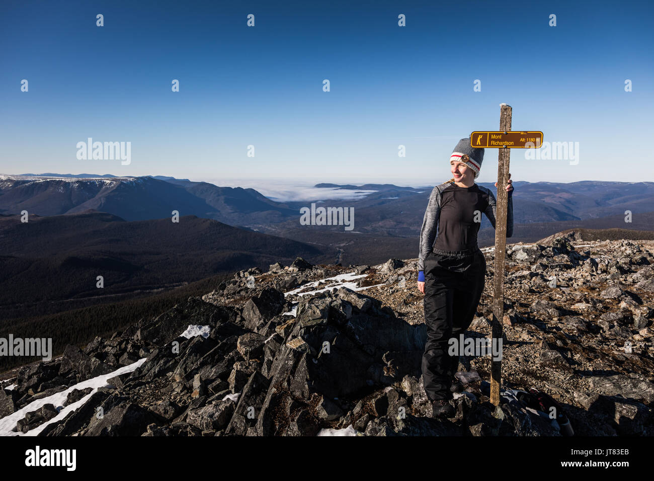 Donna felice godendo il successo del Richardson cima della montagna in Gaspe, Quebec, Canada. Foto Stock