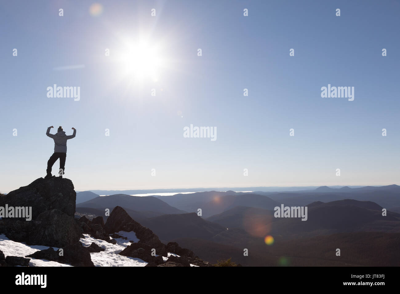 Donna vittoriosa godendo il successo del Richardson cima della montagna in Gaspe, Quebec, Canada. Foto Stock
