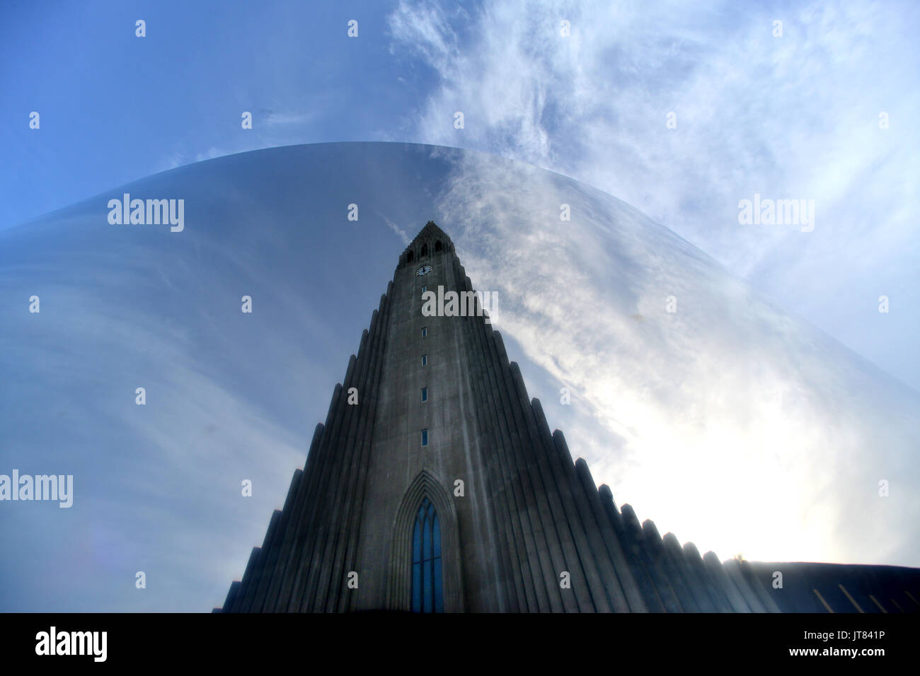 Vista della chiesa Hallgrímskirkja riflesso in una scultura di metallo Foto Stock