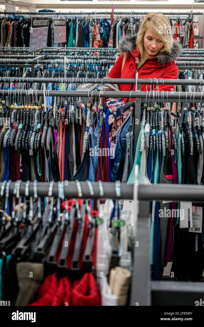 RIMOUSKI, Canada - 19 febbraio 2017. Donna in cerca di affari in un negozio i vincitori in Rimouski, Quebec. Foto Stock