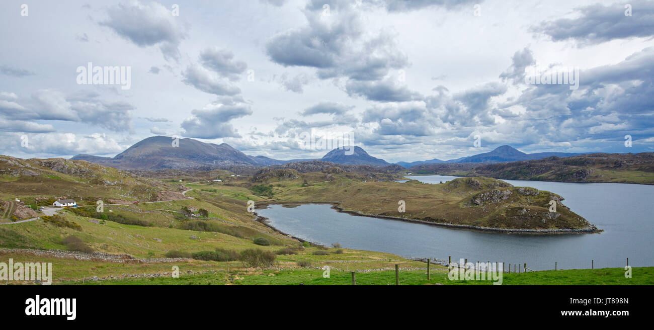 Vista panoramica di Loch Inchard con paesaggio dominato da acqua e montagne adiacenti vicino Kinlochbervie, Scozia Foto Stock