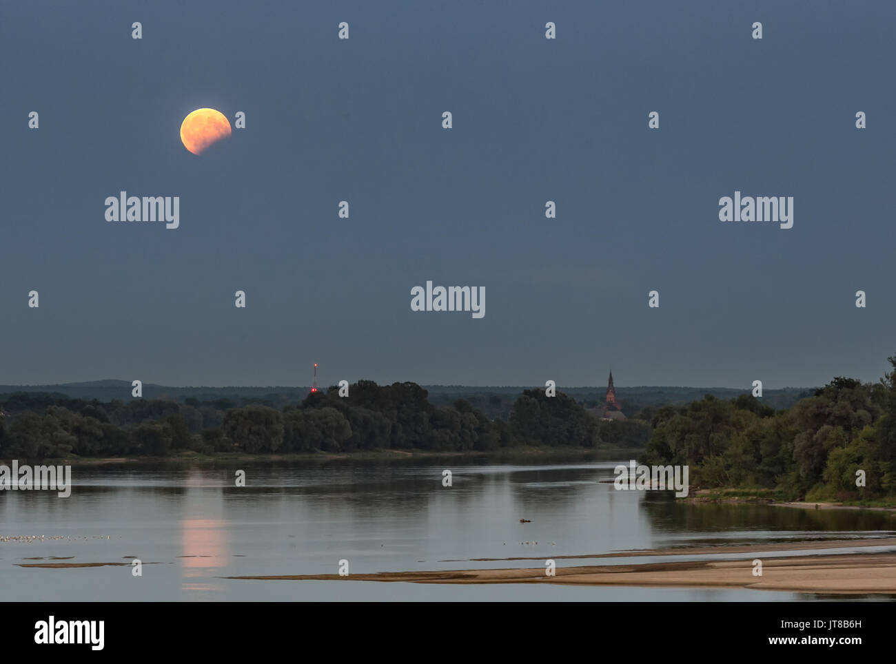 Toruń, Polonia. 07 Ago, 2017. Parziale eclissi di luna a Toruń, Polonia, 07 agosto 2017. Aumento della luna oltre il fiume Vistola Credito: yorgil/Alamy Live News Foto Stock