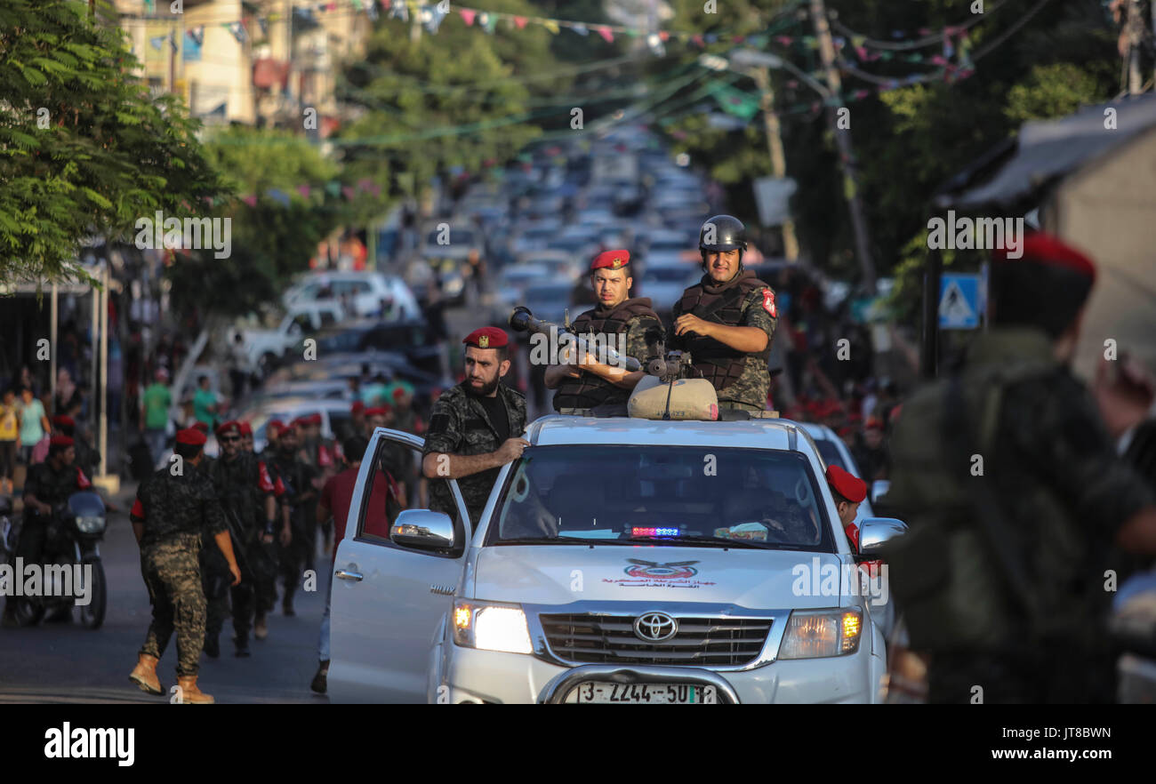 La striscia di Gaza. Il 7 agosto, 2017. I membri delle forze palestinesi fedele a quella islamica movimento Hamas prendere parte in una parata militare a Gaza City, il 7 agosto, 2017, per celebrare che Israele rimosso le misure di sicurezza presso gli ingressi alla Moschea di Al-Aqsa composto a Gerusalemme Est. Israele rimosso tutte le misure di sicurezza che ha installato presso gli ingressi alla Moschea di Al-Aqsa composto il 27 luglio dopo due settimane di proteste da parte dei palestinesi. Credito: Wissam Nassar/Xinhua/Alamy Live News Foto Stock