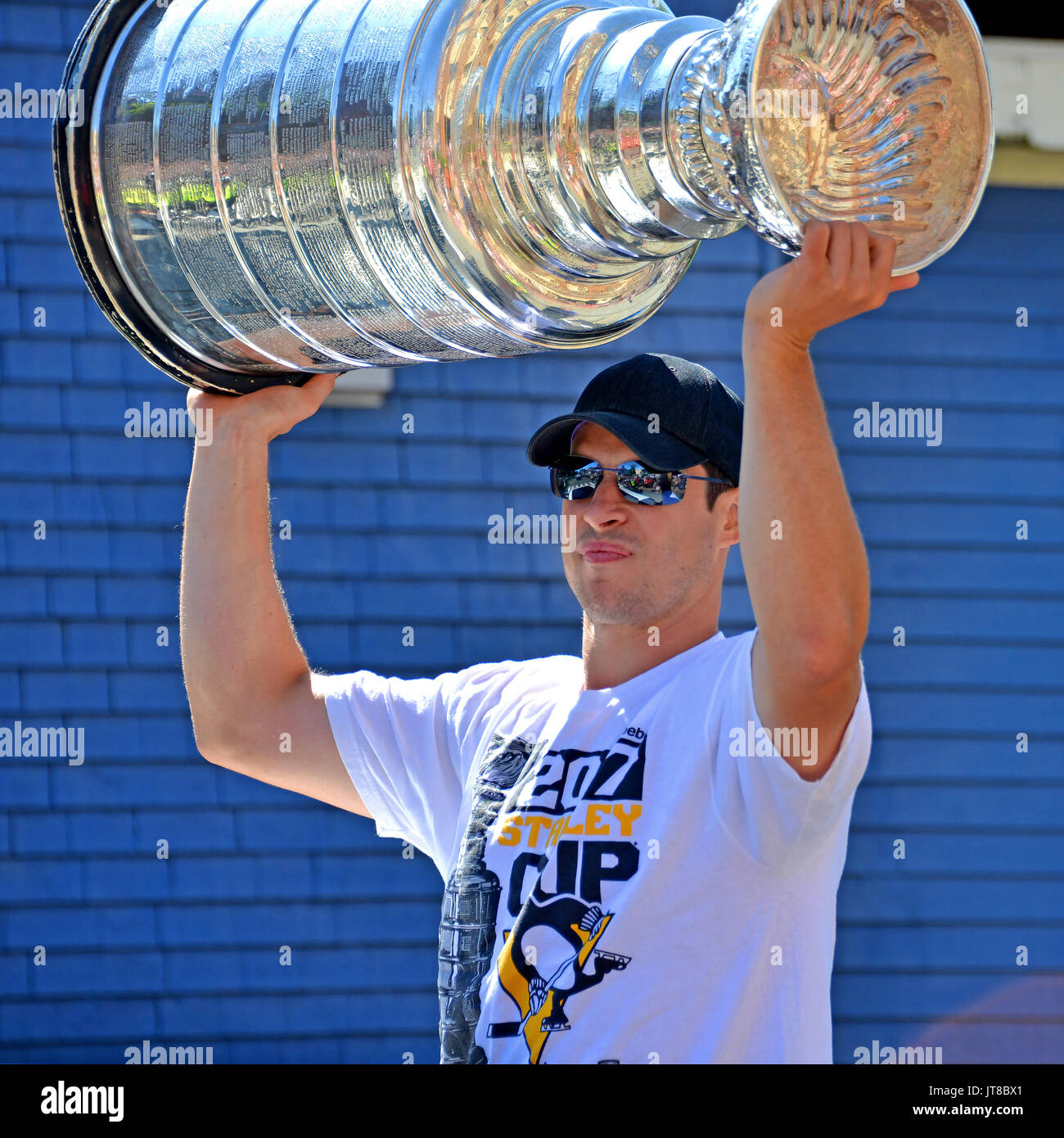 Dartmouth, Nova Scotia, Canada: Sidney Crosby, capitano della Stanley Cup champion i pinguini di Pittsburgh con la coppa come il grand marshal per la 122a Natal parata del giorno 7,2017 Aug. Egli è da Cole Harbour che è parte dell'Halifax municipalità regionale. Foto Stock
