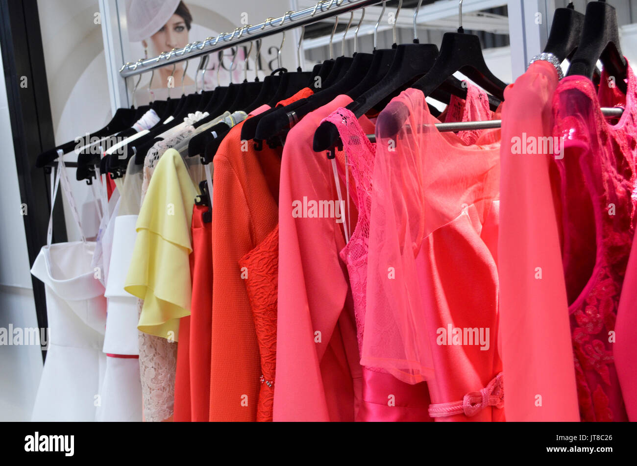 Vestiti display rampa alla moda. Moda, in Gran Bretagna la più grande fiera commerciale per gli acquirenti di moda, corre tra 6th-8agosto 2017 al NEC di Birmingham, UK. Credito: Antony ortica/Alamy Live News Foto Stock