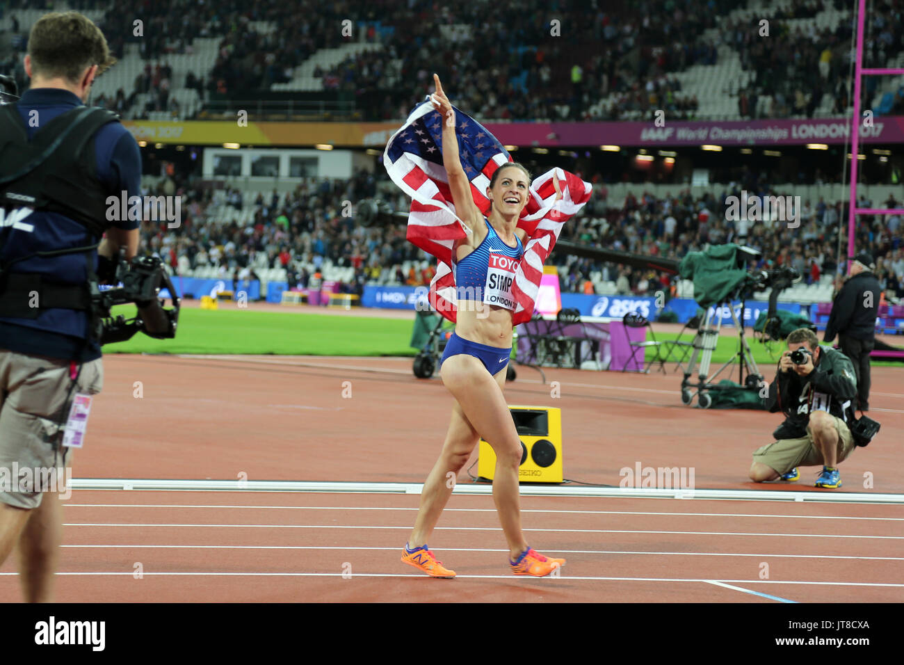 Londra, Regno Unito. 07-Ago-17. Jennifer SIMPSON DEGLI STATI UNITI D'AMERICA celebra il suo 2° posto la donna 1500m finale al 2017, IAAF Campionati del Mondo, Queen Elizabeth Olympic Park, Stratford, Londra, Regno Unito. Credito: Simon Balson/Alamy Live News Foto Stock