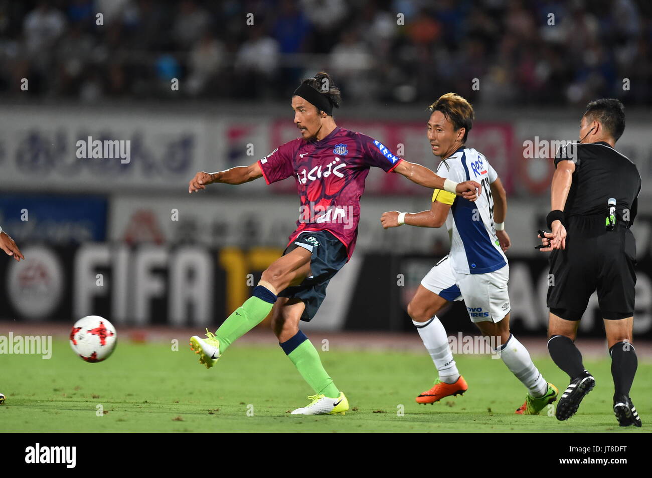 Yamanashi, Giappone. 5 Ago, 2017. Shohei Ogura (Ventforet), Shu Kurata (Gamba) Calcio/Calcetto : 2017 J1 League match tra Ventforet Kofu 1-0 Gamba Osaka a Yamanashi Chuo Bank Stadium in Yamanashi, Giappone . Credito: AFLO/Alamy Live News Foto Stock