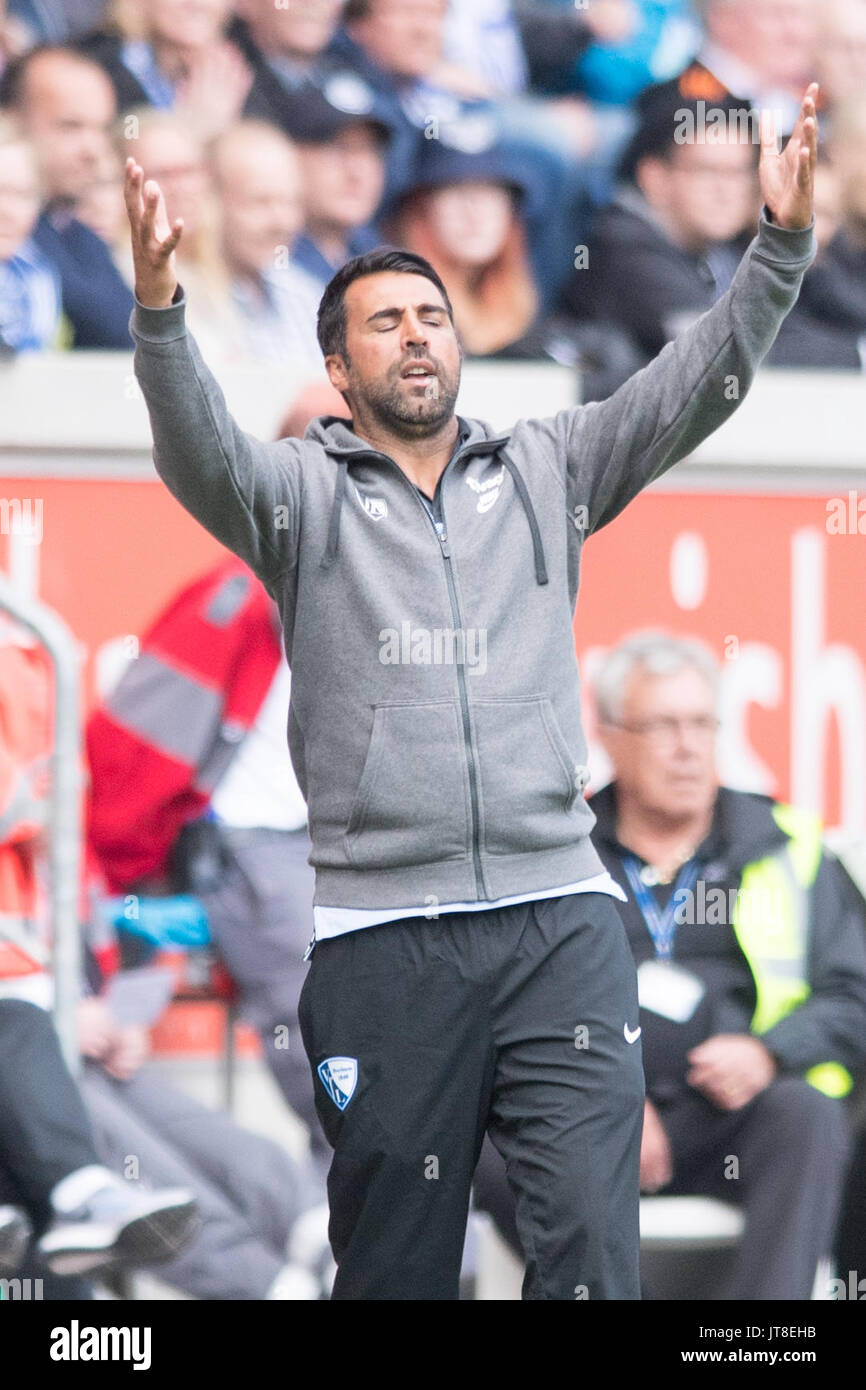 Duisburg, Deutschland. 05 Ago, 2017. Trainer Ismail ATALAN (BO) reisst die Arme hoch, Fussball 2. Bundesliga, 2. Spieltag, MSV Duisburg (DU) - VfL Bochum (BO), am 05.08.2017 in Duisburg / Deutschland. | Verwendung weltweit Credito: dpa/Alamy Live News Foto Stock