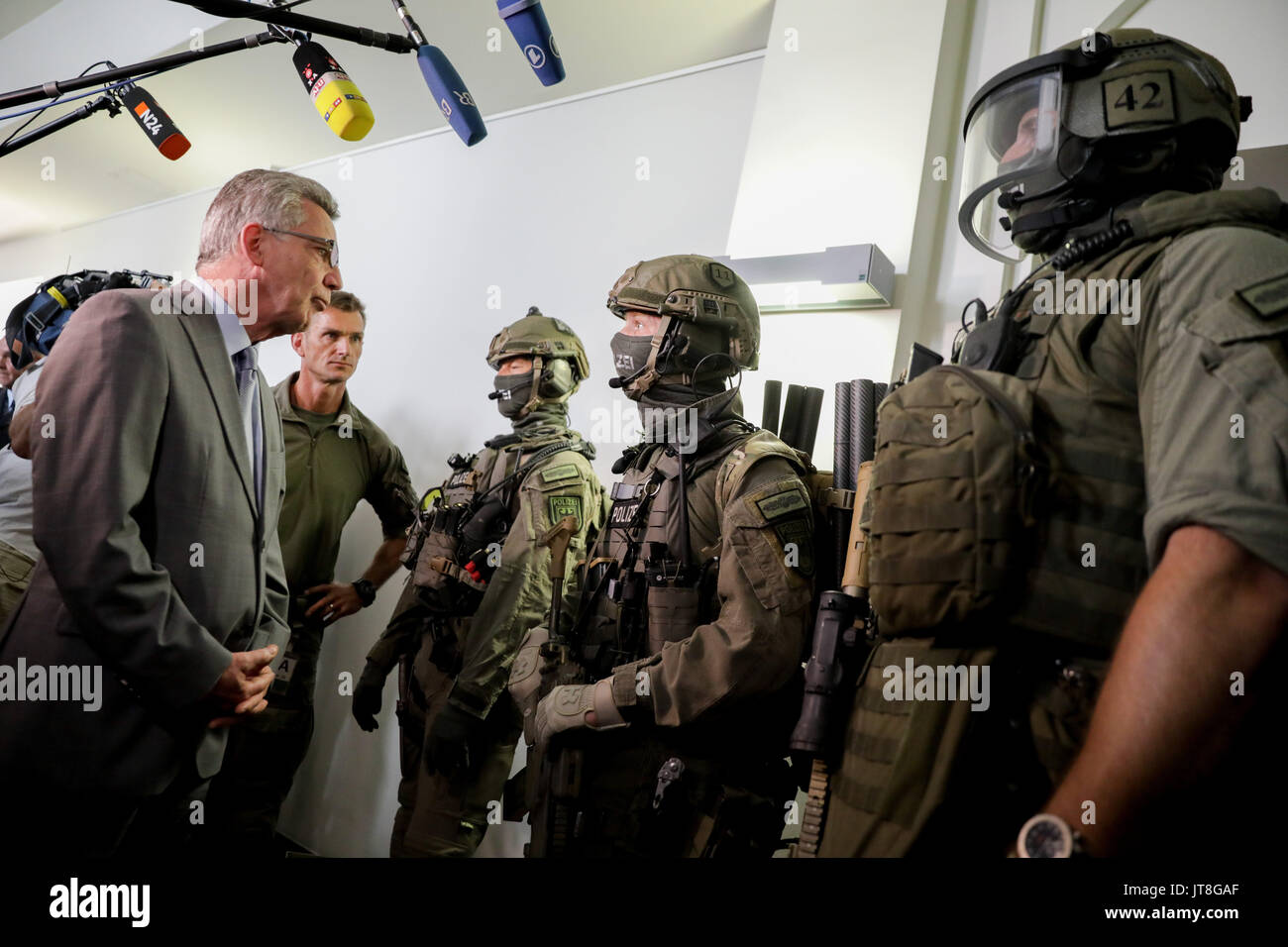 Berlino, Germania. 8 Ago, 2017. Ministro tedesco degli interni Thomas de Maiziere (CDU) in colloquio con i membri di una nuova élite unità di polizia a Berlino, Germania, 8 agosto 2017. Il gruppo è stato istituito per gestire estremamente complesse operazioni come l'anti-operazioni di terrore. Il gruppo comprende i membri di un certo numero di differenti elite tactical unità compreso il Grenzschutzgruppe 9 (GSG 9; inglese: la protezione alle frontiere Gruppo 9). Foto: Kay Nietfeld/dpa/Alamy Live News Foto Stock