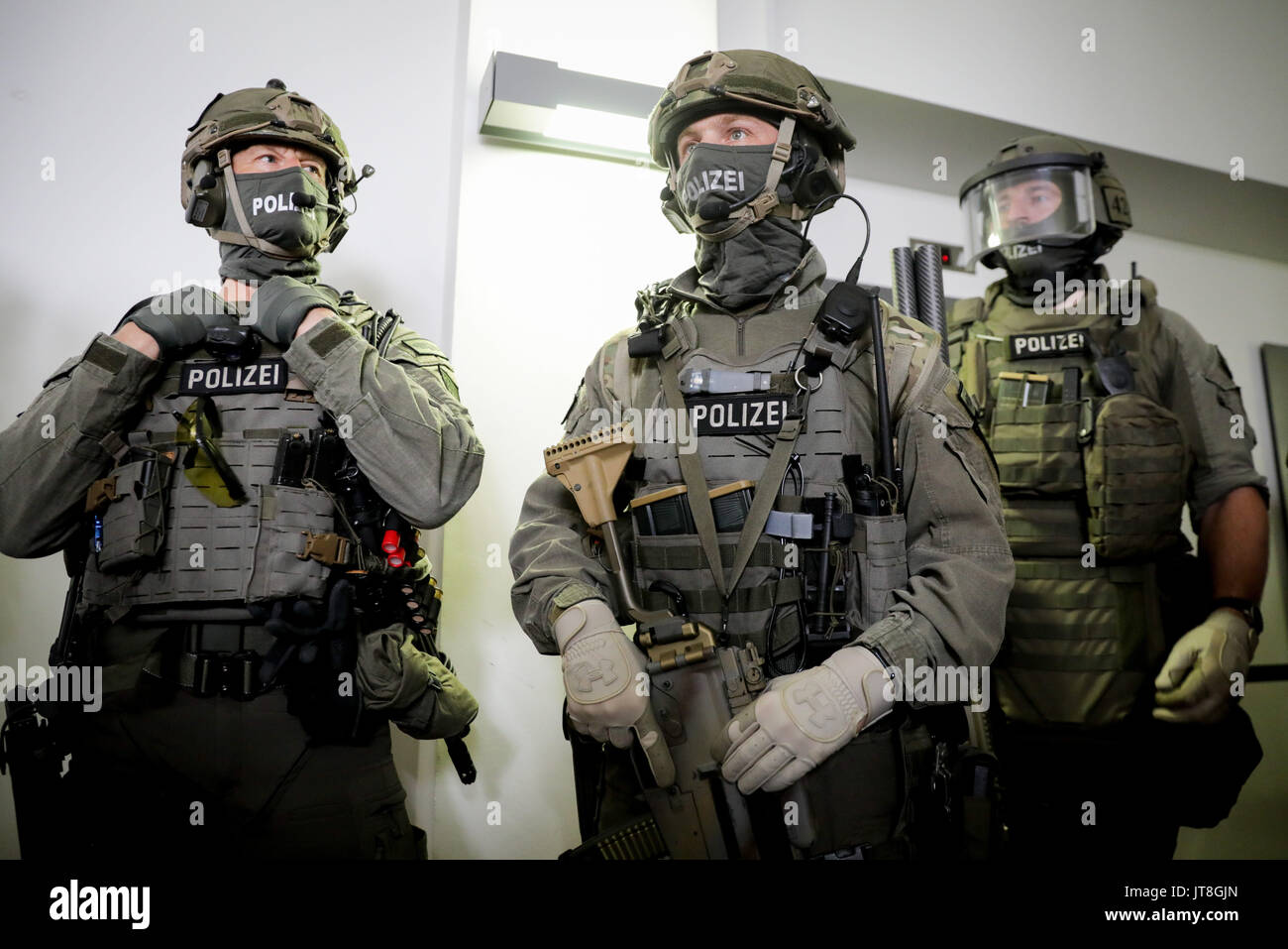 Berlino, Germania. 8 Ago, 2017. Membri del Grenzschutzgruppe 9 (GSG 9; inglese: la protezione alle frontiere Gruppo 9) durante una visita del ministro degli interni tedesco Thomas de Maiziere (CDU) per la sede centrale di una nuova élite unità di polizia a Berlino, Germania, 8 agosto 2017. Il gruppo è stato istituito per gestire estremamente complesse operazioni come l'anti-operazioni di terrore. Il gruppo comprende i membri di un certo numero di differenti elite tactical unità compreso GSG 9. Foto: Kay Nietfeld/dpa/Alamy Live News Foto Stock