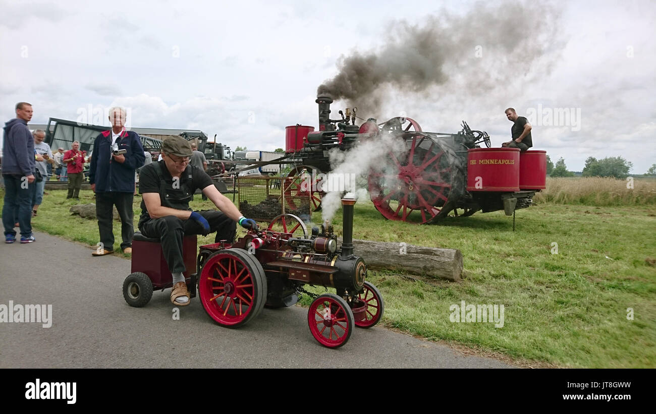 Alt Schwerin, Germania. 5 Ago, 2017. Motore a vapore i ventilatori Lutz Bringezu aziona un modello in scala del motore a vapore alimentato a trattore nel parco del museo agricolo in Alt Schwerin, Germania, 5 agosto 2017. Motore a vapore appassionati provenienti da tutta Europa hanno partecipato al XII vapore internazionale riunione ospitata dal museo agricolo in Alt Schwerin. Foto: Winfried Wagner/dpa-Zentralbild/dpa/Alamy Live News Foto Stock