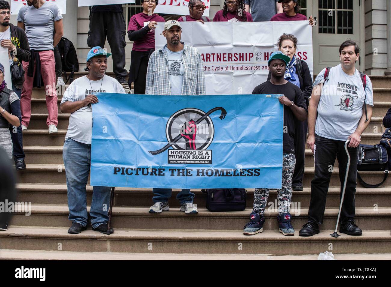 La città di New York, New York, Stati Uniti d'America. 8 Ago, 2017. (Foto: Sachelle Babbar) Newyorkesi riuniti presso le fasi del municipio il martedì mattina per protestare presunta discriminazione dai proprietari che si rifiutano di inquilini sulla base della loro fonte di reddito. In questo caso, i senzatetto che sono ammissibili per città generosa vouchers basata su varie questioni quali la disabilità, sono lasciati a rimanere senza tetto quando loro i voucher vengono rifiutati. Il gruppo vocale NY anche visualizzati annunci Craigslist che contengono testo che rende evidente che i noleggiatori non avrà buoni. Credito: ZUMA Press, Inc./Alamy Live News Foto Stock