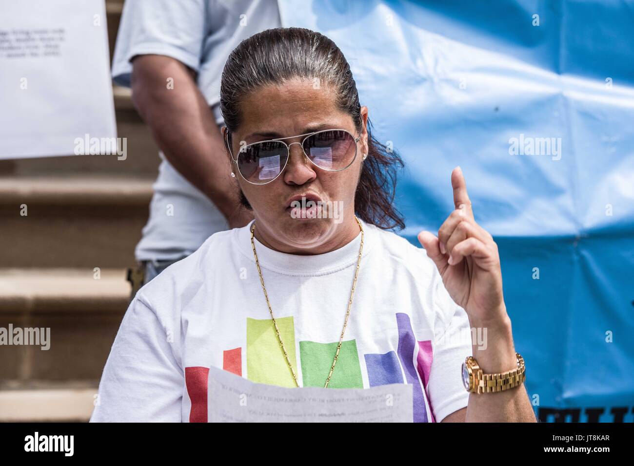 La città di New York, New York, Stati Uniti d'America. 8 Ago, 2017. (Foto: Sachelle Babbar) Newyorkesi riuniti presso le fasi del municipio il martedì mattina per protestare presunta discriminazione dai proprietari che si rifiutano di inquilini sulla base della loro fonte di reddito. In questo caso, i senzatetto che sono ammissibili per città generosa vouchers basata su varie questioni quali la disabilità, sono lasciati a rimanere senza tetto quando loro i voucher vengono rifiutati. Il gruppo vocale NY anche visualizzati annunci Craigslist che contengono testo che rende evidente che i noleggiatori non avrà buoni. Credito: ZUMA Press, Inc./Alamy Live News Foto Stock