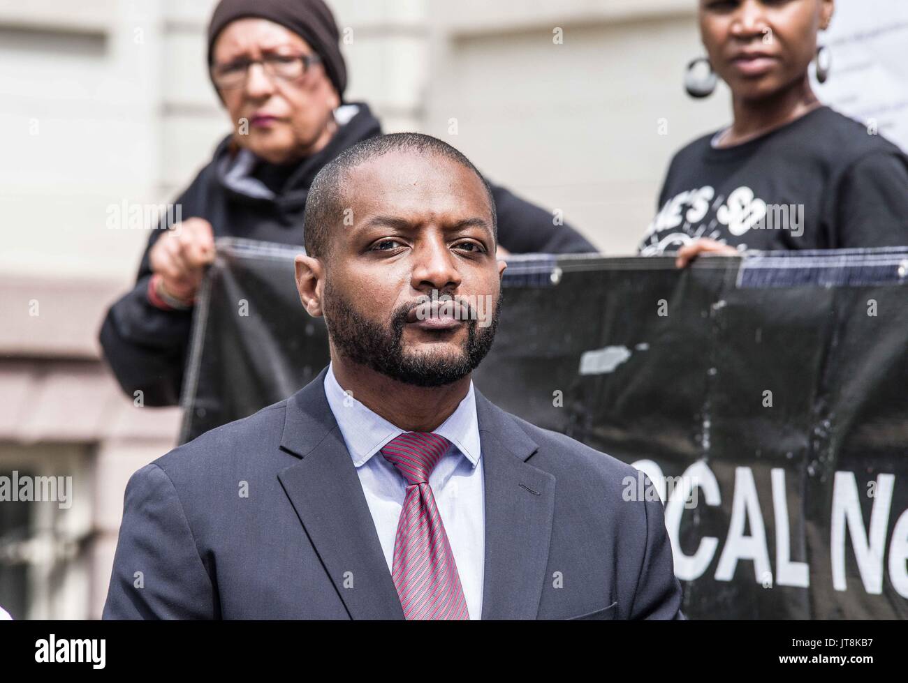 La città di New York, New York, Stati Uniti d'America. 8 Ago, 2017. (Foto: Sachelle Babbar) Newyorkesi riuniti presso le fasi del municipio il martedì mattina per protestare presunta discriminazione dai proprietari che si rifiutano di inquilini sulla base della loro fonte di reddito. In questo caso, i senzatetto che sono ammissibili per città generosa vouchers basata su varie questioni quali la disabilità, sono lasciati a rimanere senza tetto quando loro i voucher vengono rifiutati. Il gruppo vocale NY anche visualizzati annunci Craigslist che contengono testo che rende evidente che i noleggiatori non avrà buoni. Credito: ZUMA Press, Inc./Alamy Live News Foto Stock