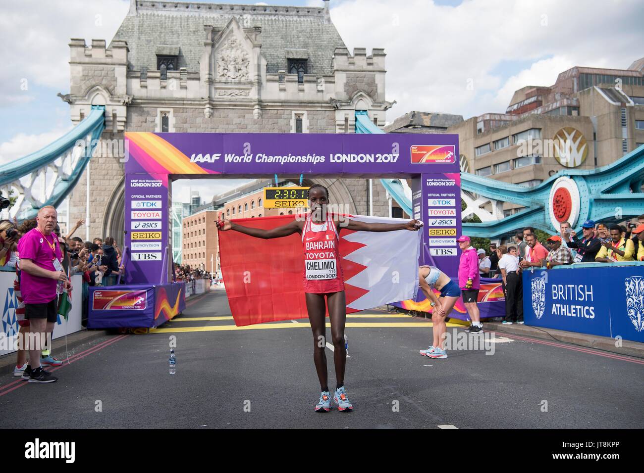Siegerin Chelimo Rose (BRN/ 1.Platz) mit Fahne, Flagge Ziel auf der Tower Bridge, maratona der Frauen am 06.08.2017 Leichtathletik Weltmeisterschaft 2017 a Londra/ Grossbritannien vom 04.08. - 13.08.2017. | Verwendung weltweit Foto Stock