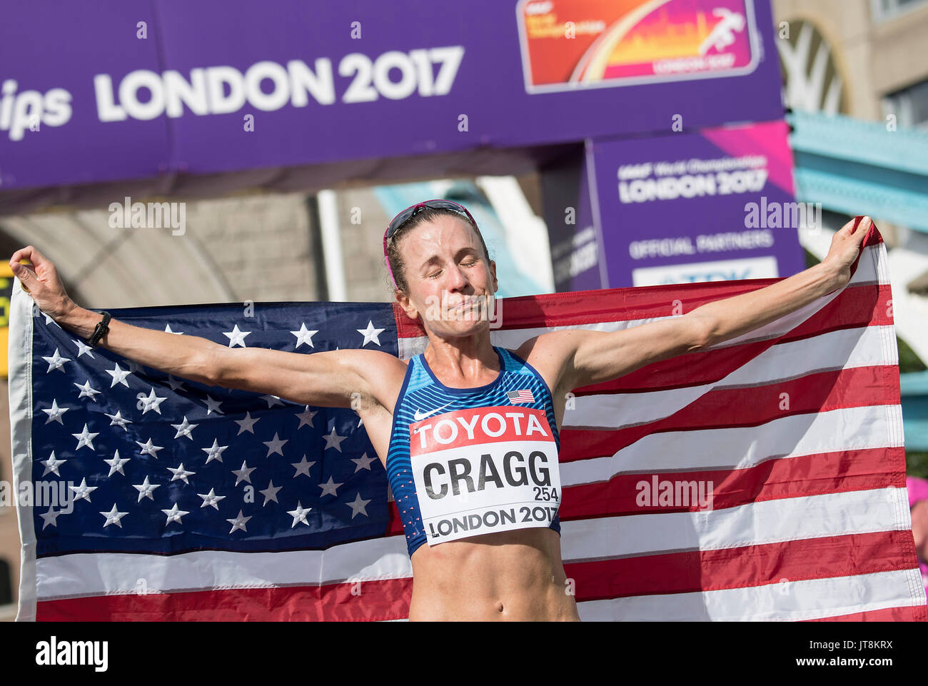 Jubel Amy Cragg (USA/ 3.Platz) mit Fahne, Flagge, emozionale, Ziel auf der Tower Bridge, maratona der Frauen am 06.08.2017 Leichtathletik Weltmeisterschaft 2017 a Londra/ Grossbritannien vom 04.08. - 13.08.2017. | Verwendung weltweit Foto Stock