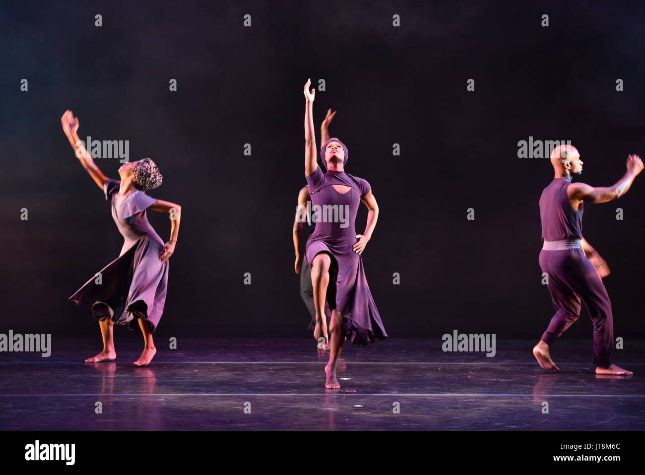 Colonia, Germania. 8 Ago, 2017. Danzatori provenienti da Stati Uniti dance company Alvin Ailey - American Dance Theatre - balli durante una chiamata premere sul palco della sala concerti Philharmonie come parte del Koelner Sommerfestival a Colonia, Germania, 8 agosto 2017. La società di danza da New York stanno dando esibizioni di ospiti presso la Philharmonie di Colonia dal 08 - 13 agosto 2017. - Nessun filo SERVICE - foto: Horst Galuschka/dpa/Horst Galuschka dpa/Alamy Live News Foto Stock