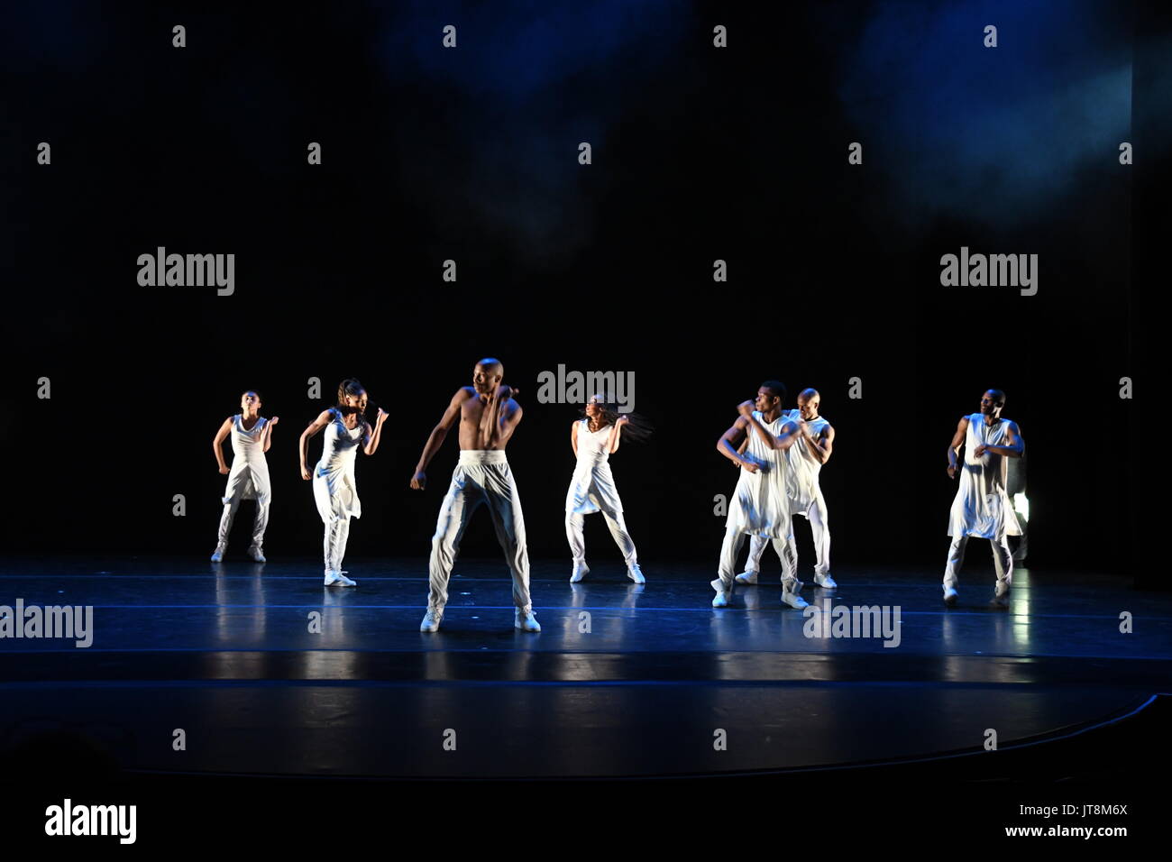 Colonia, Germania. 8 Ago, 2017. Danzatori provenienti da Stati Uniti dance company Alvin Ailey - American Dance Theatre - balli durante una chiamata premere sul palco della sala concerti Philharmonie come parte del Koelner Sommerfestival a Colonia, Germania, 8 agosto 2017. La società di danza da New York stanno dando esibizioni di ospiti presso la Philharmonie di Colonia dal 08 - 13 agosto 2017. - Nessun filo SERVICE - foto: Horst Galuschka/dpa/Horst Galuschka dpa/Alamy Live News Foto Stock