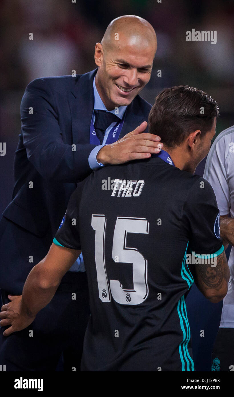 Skopje, Macedonia. 08 Ago, 2017. 8 agosto 2017, Philip II Arena Nazionale, Skopje, Macedonia; 2017 Coppa UEFA Intertoto; Real Madrid contro Manchester United; Head Coach Zinedine Zidane del Real Madrid celebrare durante la cerimonia della vittoria dopo la Super Cup Match Credito: Nikola Krstic/Alamy Live News Foto Stock