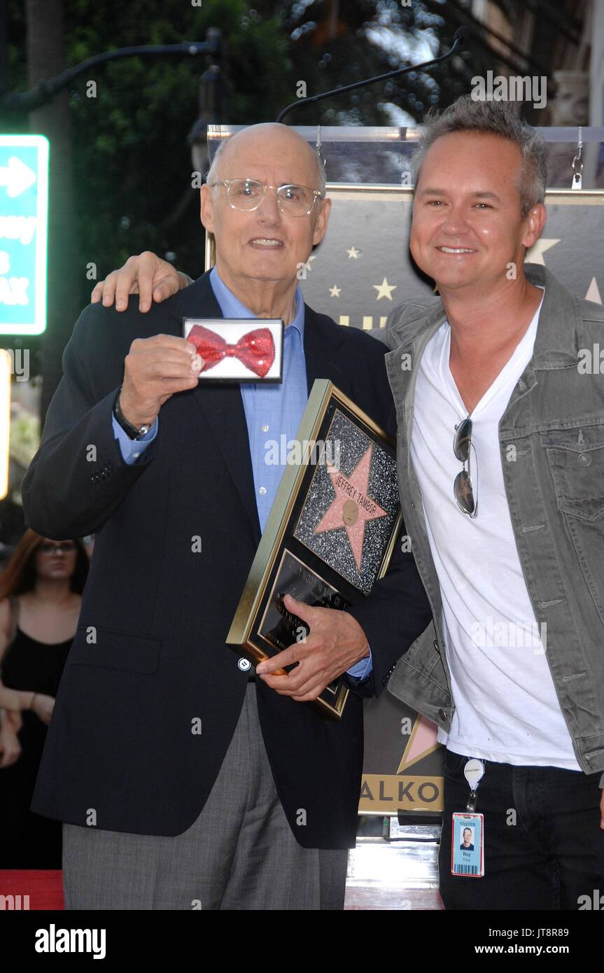 Los Angeles, CA, Stati Uniti d'America. 8 Ago, 2017. Jeffrey Tambor, Roy Prezzo alla cerimonia di induzione per la stella sulla Hollywood Walk of Fame per Jeffrey Tambor, Hollywood Boulevard, Los Angeles, CA il 8 agosto 2017. Credito: Michael Germana/Everett raccolta/Alamy Live News Foto Stock