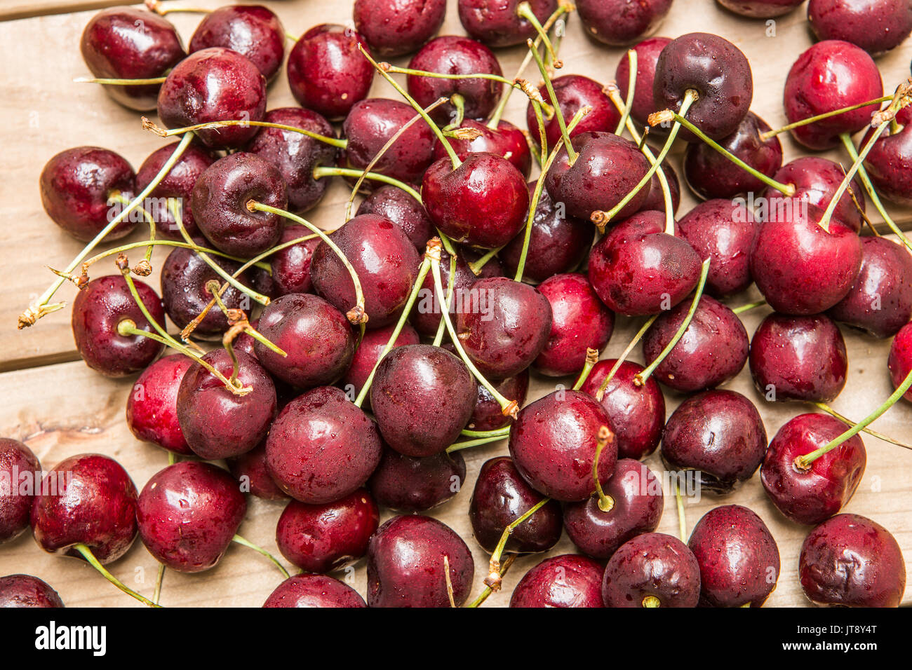 Fresche e mature juicy dolce estate le ciliegie di Bing su un tavolo di  legno top Foto stock - Alamy