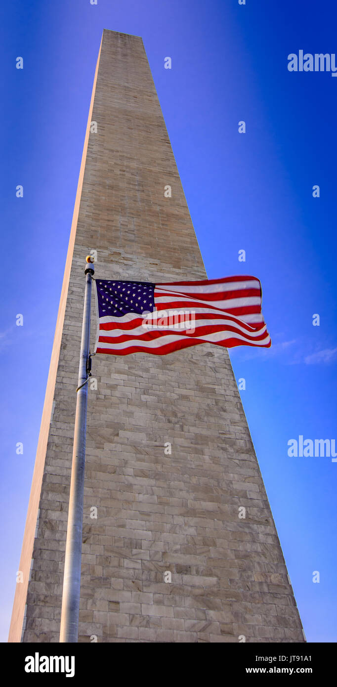 Una bandiera americana Vola di fronte al monumento di Washington a Washington D.C. Stati Uniti d'America. Foto Stock