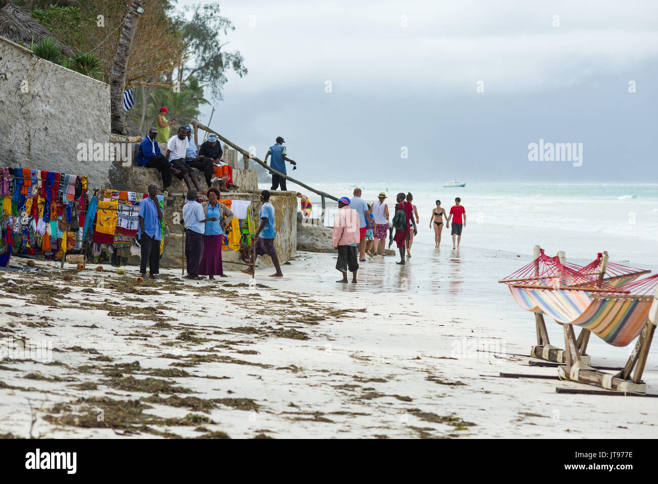 La gente del posto di attendere con le loro bancarelle ib la spiaggia di vendere le merci per i turisti a piedi da presso il vicino resort, Diani, Kenya Foto Stock