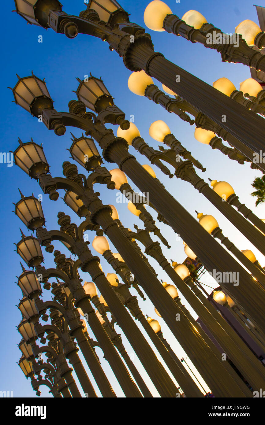 Luce urbana è una grande scultura di assemblaggio da Chris Burden situato presso il Wilshire Boulevard ingresso del Los Angeles County Museum of Art. Foto Stock