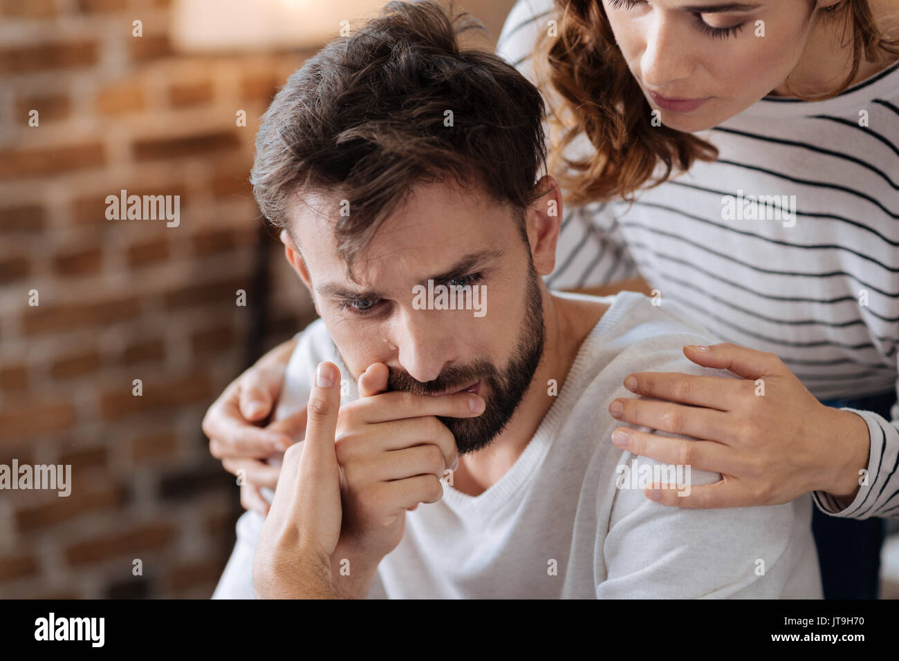 Triste premuto l'uomo grida Foto Stock