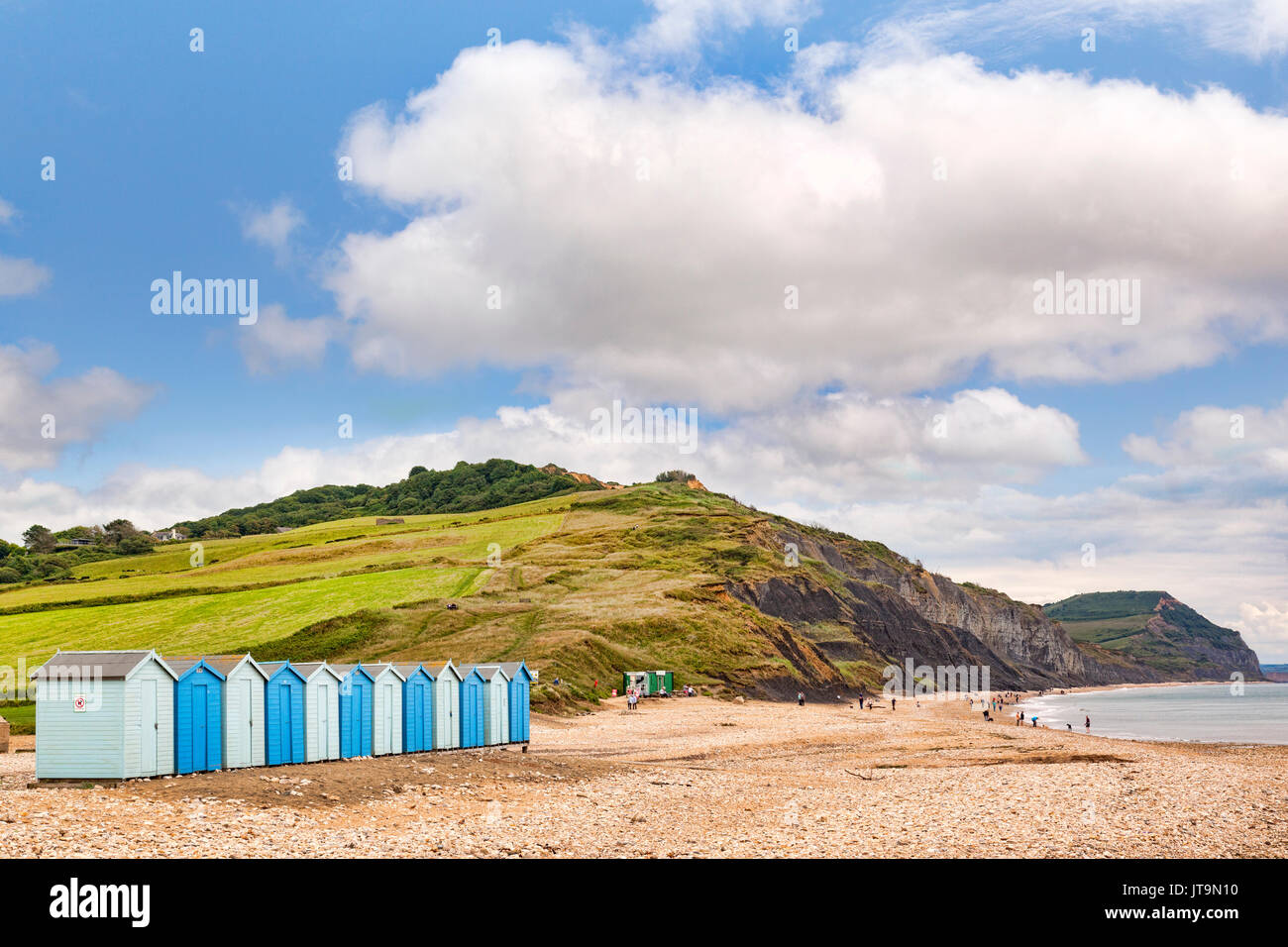30 Giugno 2017: Charmouth, Dorset, England, Regno Unito - la spiaggia in estate, popolare con i cacciatori di fossili. Foto Stock