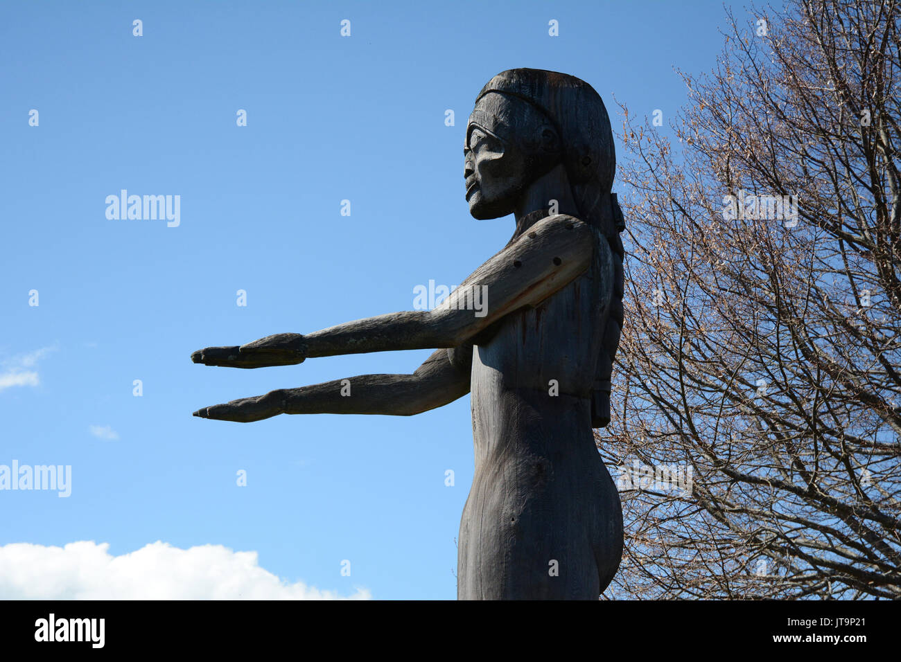 Un Nuu-chah-nulth prima nazione intaglio del legno e la statua di una donna indigena a Port Alberni, Isola di Vancouver, British Columbia, Canada. Foto Stock