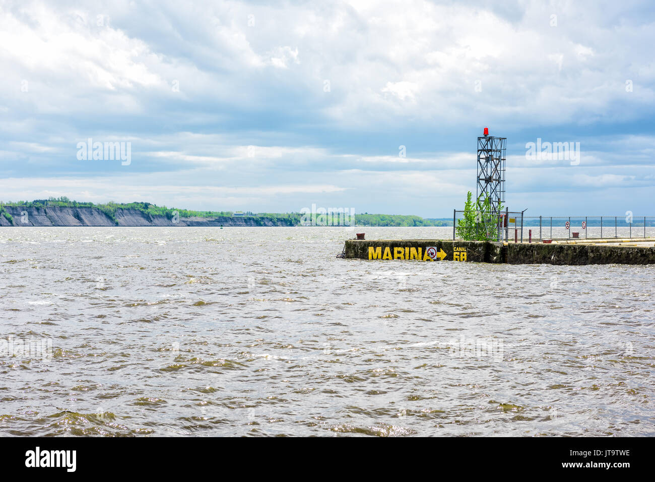 Pier in Saint-Laurent o fiume San Lorenzo con marina segno e faro in Portneuf, Canada Foto Stock