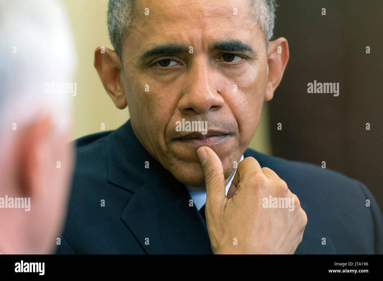 Il Presidente degli Stati Uniti Barack Obama ascolta come Primo Ministro Malcolm Turnbull dell Australia parla ai media prima di una riunione nell'Ufficio Ovale della Casa Bianca a Washington D.C. il 19 gennaio 2016. Credito: Kevin Dietsch / Pool via CNP /MediaPunch Foto Stock