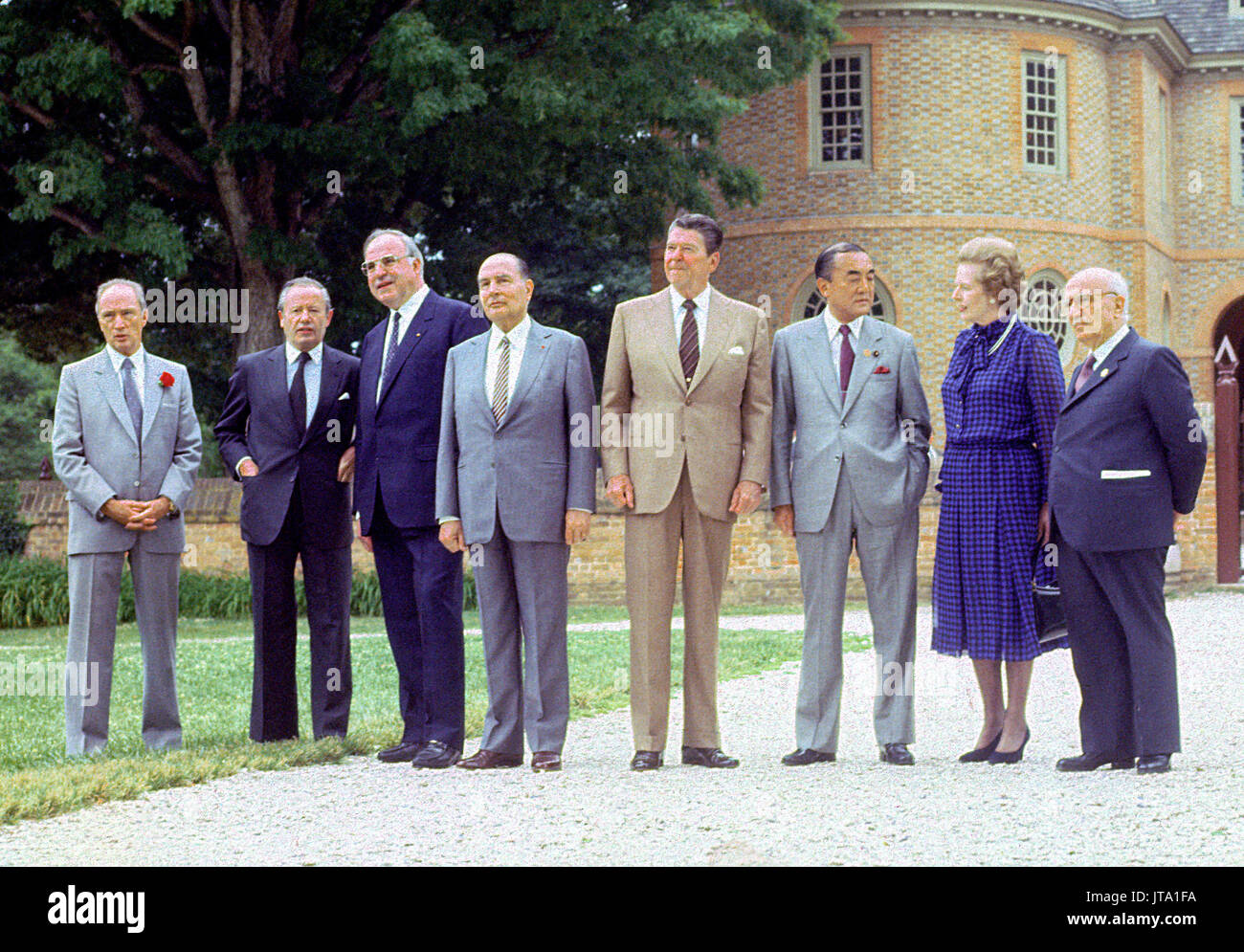 Classe 'fotografia' del G-7 i capi dal vertice economico di fronte al Campidoglio coloniale di Williamsburg, in Virginia, il 29 maggio 1983. Da sinistra a destra: il Primo Ministro Pierre Trudeau del Canada, Presidente Gaston Thorn della Commissione europea, il cancelliere tedesco Helmut Kohl della Germania Ovest, il presidente François Mitterrand di Francia, il presidente Reagan, Primo Ministro Yasuhiro Nakasone del Giappone, il Primo Ministro Margaret Thatcher del Regno Unito, e il Primo Ministro Amintore Fanfani d'Italia. Credito: Arnie Sachs / CNP /MediaPunch Foto Stock