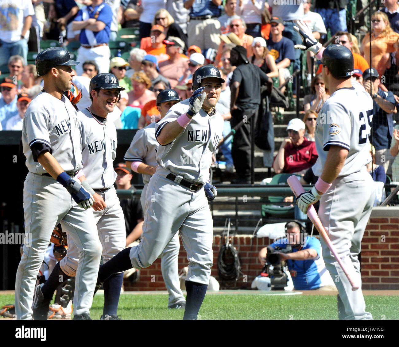 Baltimore, MD - 10 Maggio 2009 -- New York Yankees left fielder Johnny Damon (18), a destra al centro, festeggia il suo settimo inning 3 run home run con i compagni di squadra Derek Jeter (2), sinistra, Francisco cervelli (29), il centro sinistra e Mark Teixeira (25), a destra, contro i Baltimore Orioles a Rigogolo Park a Camden Yards a Baltimore, MD, domenica 10 maggio, 2009. Gli Yankees ha vinto il gioco 5 - 3..Credit: Ron Sachs / CNP./MediaPunch (restrizione: NO New York o New Jersey o giornali quotidiani nel raggio di 75 miglia da New York City) Foto Stock