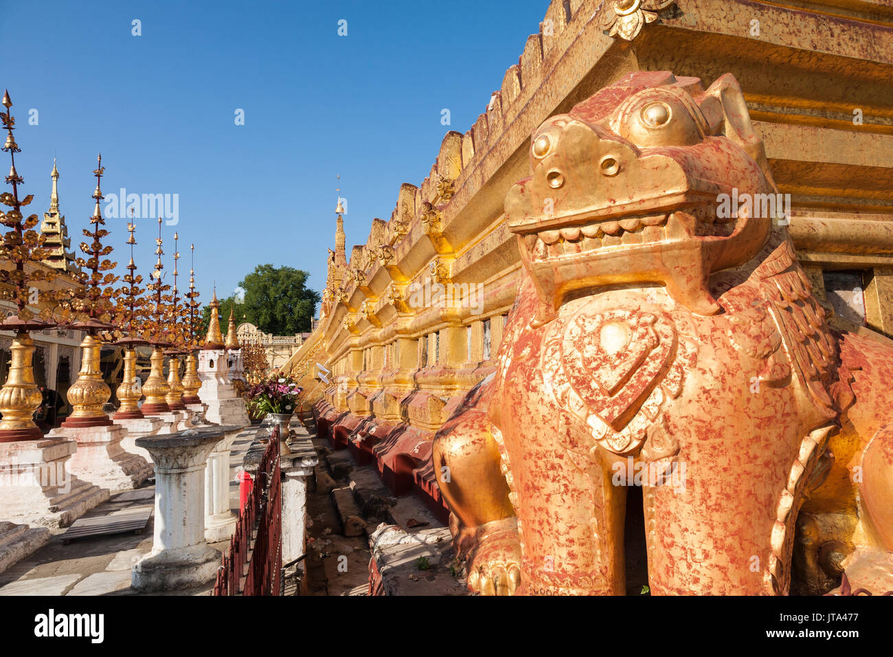 La piattaforma inferiore del buddista Pagoda di Shwezigon nella città di Nyaung-U vicino a Bagan in Birmania centrale con un leone chinthe statua Foto Stock