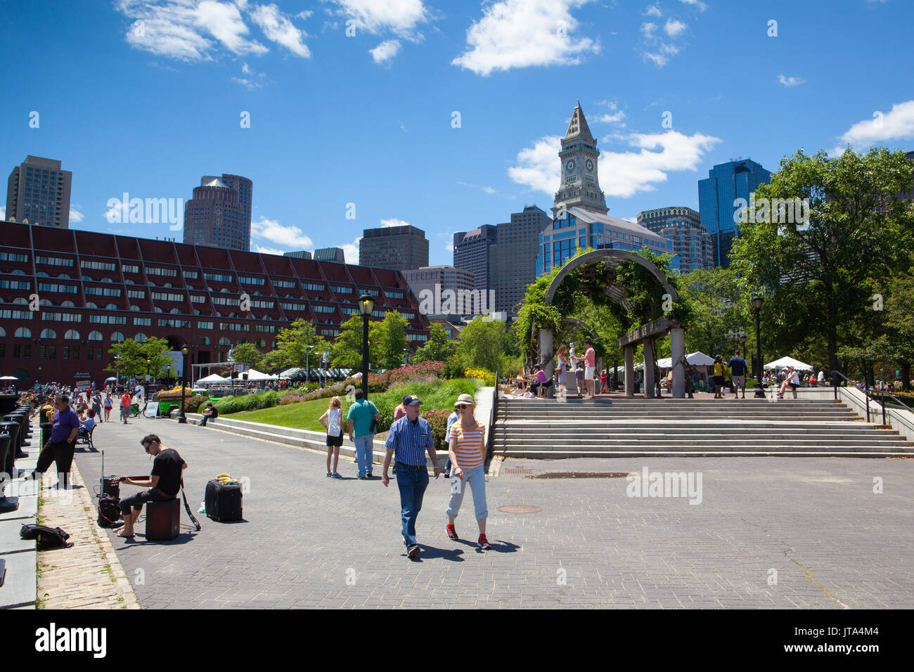 Boston, Massachusetts, STATI UNITI D'AMERICA - Luglio 2,2016: North End parchi delle Rose Kennedy Greenway hanno ricollegato Boston. Lo spazio verde è stato creato in un Foto Stock