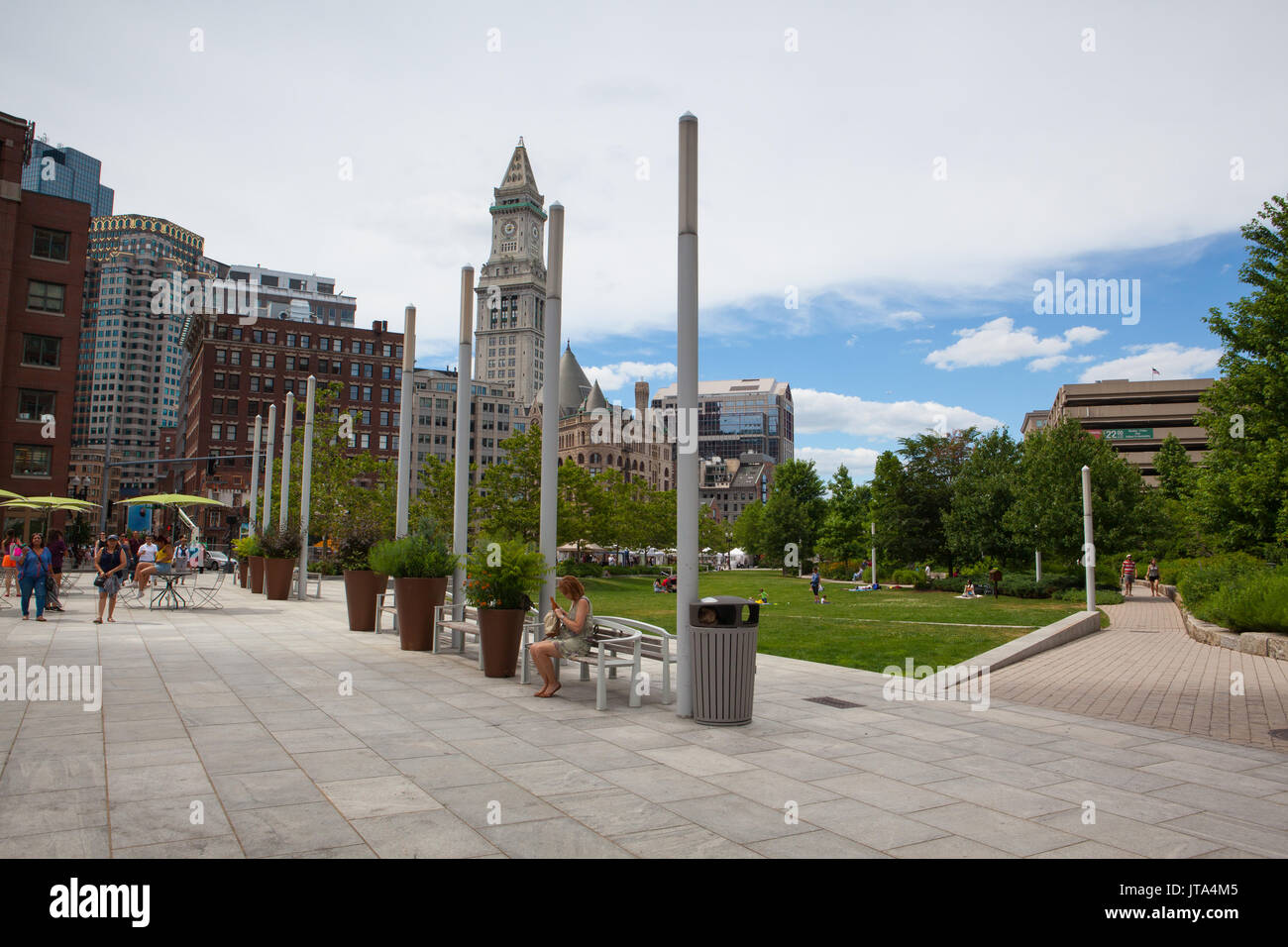 Boston, Massachusetts, STATI UNITI D'AMERICA - Luglio 2,2016: North End parchi delle Rose Kennedy Greenway hanno ricollegato Boston. Lo spazio verde è stato creato in un Foto Stock